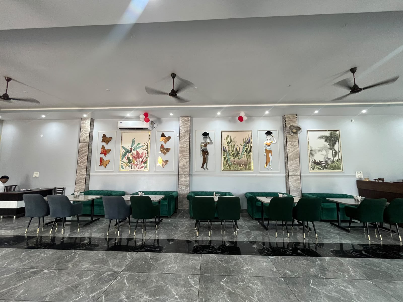 Royal Peacock Glass Lounge